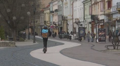 Kolobežkári a cyklisti ohrozujú chodcov v centre Košíc. Niektorí prekračujú povolenú rýchlosť aj trojnásobne