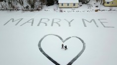 Romantika ako z filmu. Mladík požiadal priateľku o ruku nápisom na zamrznutom jazere