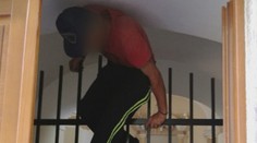 Hriešny úmysel mu v kostole nevyšiel. Po krádeži pokladničky ostal visieť na mreži