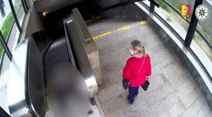 VIDEO: Zlodejka okradla starčeka (93) na eskalátore v Prahe. Vážne sa zranil a nik mu nepomohol