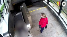 VIDEO: Zlodejka okradla starčeka (93) na eskalátore v Prahe. Vážne sa zranil a nik mu nepomohol