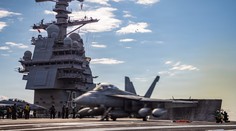 Vyčerpaní námorníci spia po stoloch a zemi uprostred vojny. "Pýchu" amerického námorníctva zasiahla pohroma