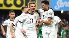 Nemecko tesne zdolalo Severné Írsko a ostalo na čele „slovenskej“ skupiny. Trápenie Švédov sa nekončí