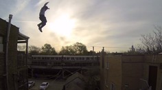 Skočil! Muž (24) mal na hlave iba kameru, istenie nechal doma