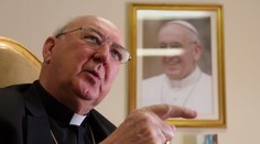 Priniesol správu o úmrtí pápeža Františka a až do zvolenia jeho nástupcu riadi Vatikán. Kto je kardinál Kevin Farrell?