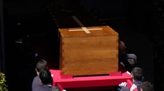 Rakvu s pápežom Františkom uložili do hrobky v jeho obľúbenej Bazilike Panny Márie Väčšej