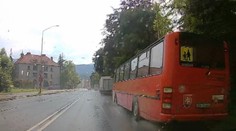Nebezpečná jazda autobusu s deťmi v centre Ružomberku zachytená na autokamere