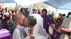 Nevesta najmladšieho ženícha na svete (9) má 62 rokov