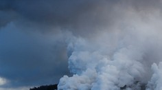 Láva z havajskej sopky začala stekať do oceánu a vytvárať nebezpečné toxické oblaky