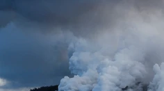 Láva z havajskej sopky začala stekať do oceánu a vytvárať nebezpečné toxické oblaky