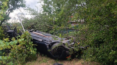 Luxusný Mercedes skončil prevrátený v bratislavskej záhrade. Vodič vyviazol so zraneniami, spomína sa podozrivá jazda