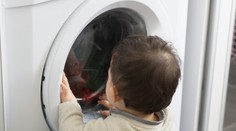 Trojročný chlapček sa zavrel do práčky a stala sa tragédia