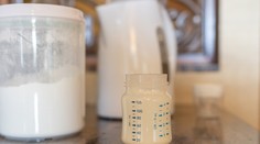 Matka si chcela odpočinúť, primiešala svojmu synovi do mlieka fentanyl