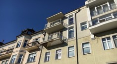 Šťastie, že tam nikto nebol! V Bratislave sa z balkóna odtrhol kus omietky