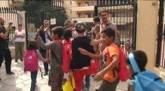 Prvý deň malých imigrantov v škole. Sprevádzala ich policajná eskorta