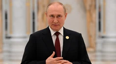 Lídri G7 vysmiali Putina pre jeho záľubu pózovať hore bez, ruský prezident vracia úder