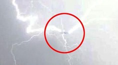 Toto Angličanka nečakala. Odfotila lietadlo, ktoré zasiahol blesk!