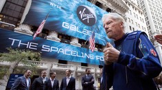 Britský miliardár Branson chce letieť do vesmíru skôr ako jeho rival Jeff Bezos