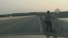 Muž sa zrejme chystal skočiť z mosta. V poslednej chvíli pribehol policajt