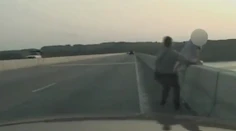 Muž sa zrejme chystal skočiť z mosta. V poslednej chvíli pribehol policajt