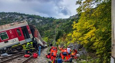 Nehoda rýchlikov sa stala na ťažko prístupnom mieste. Uháňajúcim záchranárom pomohla náhoda