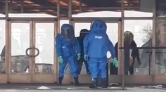 Pred parlamentom zasahovali hasiči: Aktivista pred hlavným vchodom vysypal biely prášok