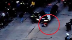 VIDEO: Do protestujúcich ľudí vrazilo auto, prešlo jednu ženu