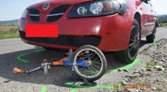 Zostal zakliesnený pod autom. Mladý šofér prešiel do protismeru a zrazil osemročného cyklistu