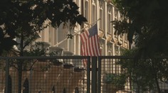 Plot, ktorý hyzdí námestie v Bratislave, bude stáť ďalších 10 rokov. Magistrát predĺžil Američanom nájom