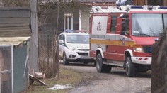 Muž odmietol vydať telo mŕtvej družky, nepomohli ani hasiči a polícia