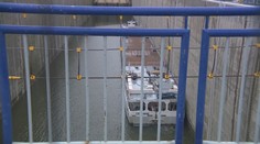 Ekologická havária švajčiarskej lode bez kapitána stále zamestnáva úrady. Na hladine sa objavili škvrny