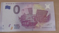 Ľudia stáli hodiny v rade, aby si kúpili nulovú eurobankovku