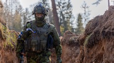 Nebudeme čakať, kým nás Rusko ovalí kladivom, udrieme ako prví, tvrdí európska krajina