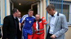 Robert Fico sa vážne zranil. Skončil na operačke