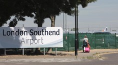 VIDEO: Po páde lietadla je uzavreté letisko pri Londýne. Stroj sa zrútil krátko po štarte