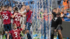 VIDEO: Polícii sa podarilo zadržať chuligána, ktorý v derby na Slovane kopol hráča Trnavy