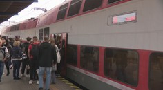 Cestujúcich zo Šenkvíc trápia preplnené vlaky smerom do Bratislavy. Železnice však sľubujú zmenu