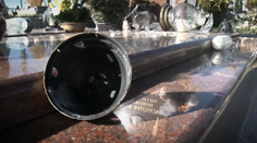 Tatranci v slzách. "Vandal" zdevastoval hroby ich milovaných