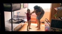 Môže si to vôbec dovoliť? Cudzie deti od nej dostali po zadku!