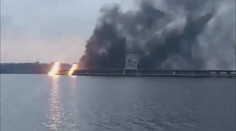 VIDEO: Ruské útoky ťažko poškodili najväčšiu vodnú elektráreň na Ukrajine. Obrovský výbuch zachytila kamera