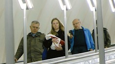 Režisérka cestovala moskovským metrom so zakrvavenou bábikou, aby upozornila na ruskú agresiu