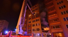 Video priamo z akcie: Pri požiari v ostravskom byte sa zranilo 18 ľudí