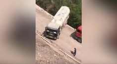 VIDEO: Vodič cisternového auta na moste hazardoval so životom riskantným cúvaním