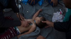 Príšerné zábery. Pri Lesbose sa prevrátila loď s migrantami, zachraňovali malé deti