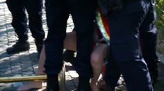 Policajti si zobrali do parády dievča z Femenu. Video, ktoré nemal nikto vidieť