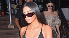 Kardashianky nastavujú vulgárny trend. Na ulici bežne ukazujú prsia