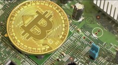 Kryptoboháči schudobneli. Cena bitcoinu sa strmhlavo rúti nadol