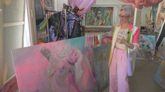 Lucia miluje maľovanie, hoci jej obrazy nie sú všetkým po chuti. Pre ženy má dôležitý odkaz