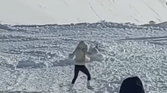 VIDEO: Turistka v Tatrách baví celý internet. Ledva sa udržala na nohách, prednejší bol telefón a kabelka