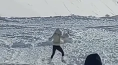 VIDEO: Turistka v Tatrách baví celý internet. Ledva sa udržala na nohách, prednejší bol telefón a kabelka